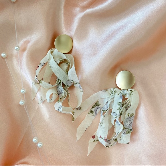 💕LAST ONE Floral Ribbon Metal Stud - Picture 8 of 9